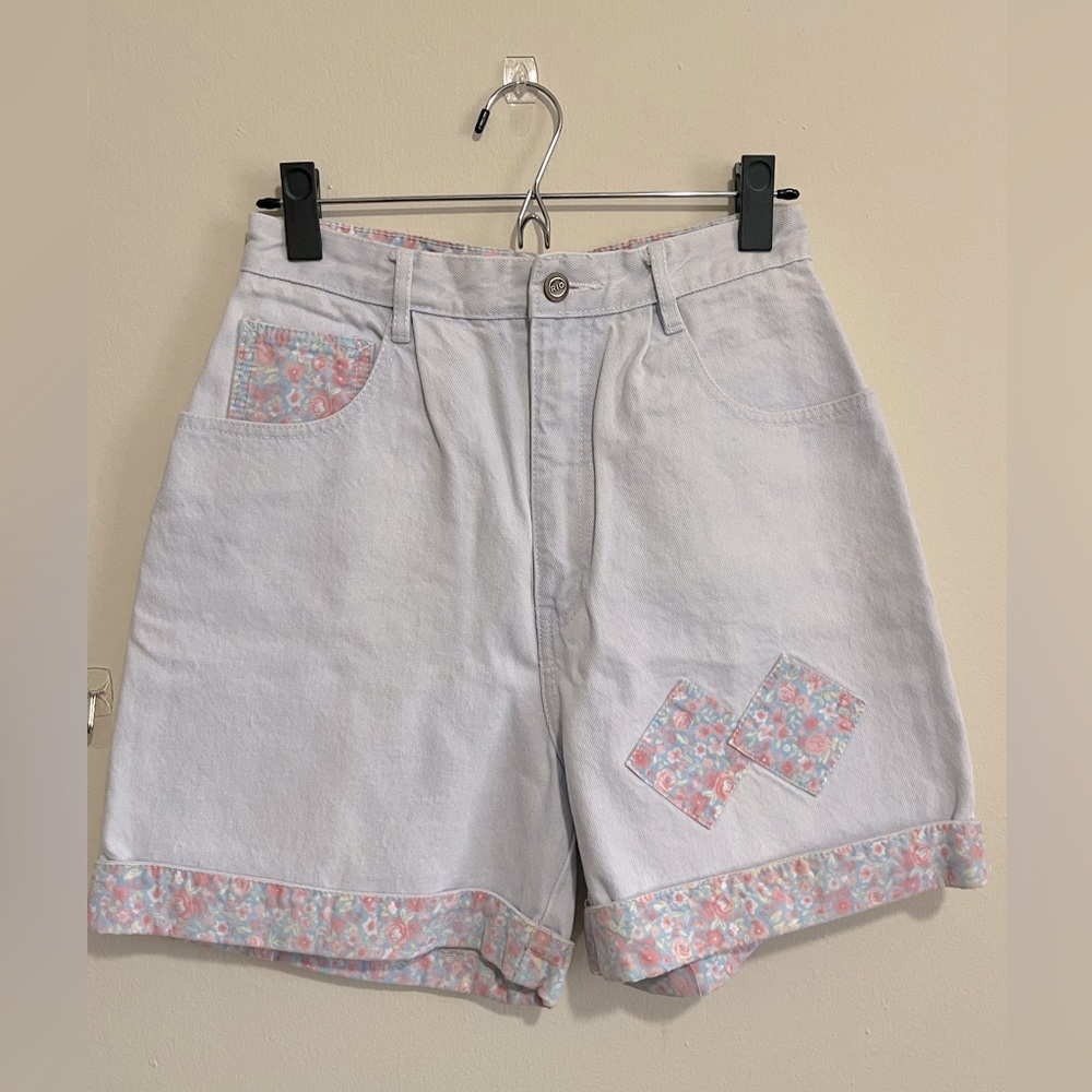vintage light wash baggy denim shorts w/ floral quilting